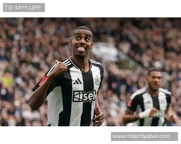 伊萨克花费三万镑购杜宾犬护卫自遭死亡威胁后安全措施升级